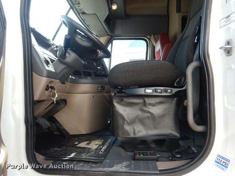 image for item JY9839 2014 Freightliner Cascadia 125  semi truck