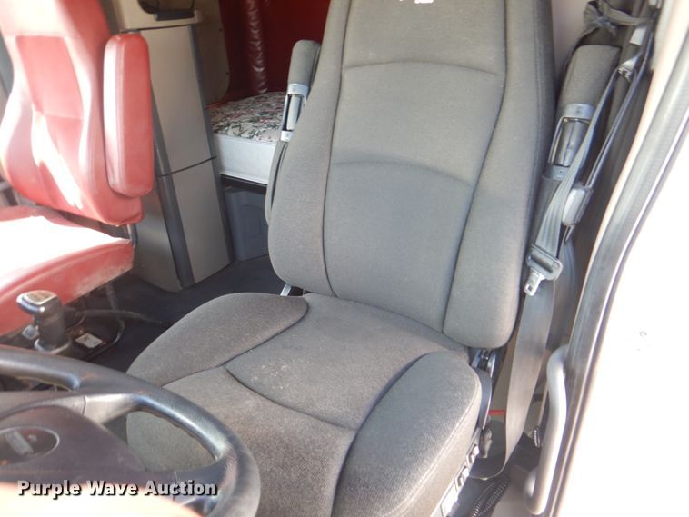 image for item JY9839 2014 Freightliner Cascadia 125  semi truck