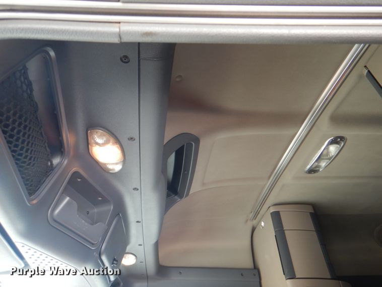 image for item JY9839 2014 Freightliner Cascadia 125  semi truck