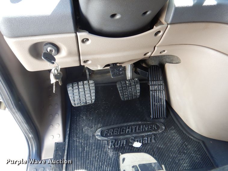 image for item JY9839 2014 Freightliner Cascadia 125  semi truck