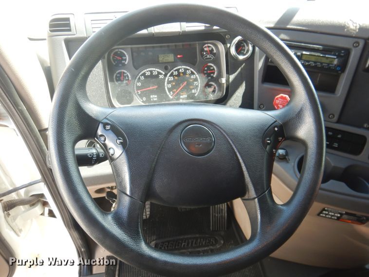 image for item JY9839 2014 Freightliner Cascadia 125  semi truck