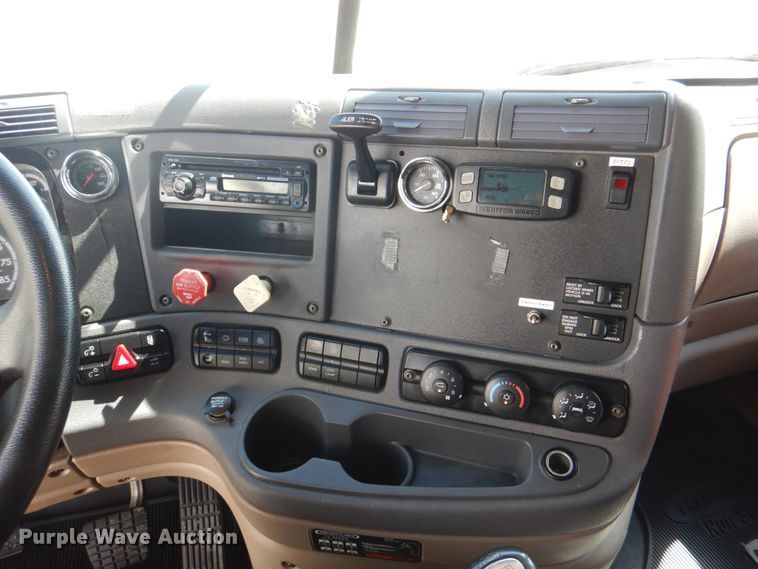 image for item JY9839 2014 Freightliner Cascadia 125  semi truck