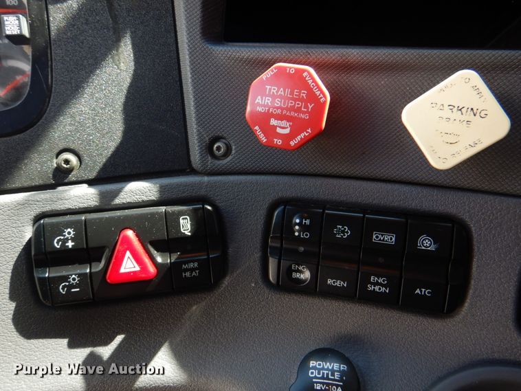 image for item JY9839 2014 Freightliner Cascadia 125  semi truck