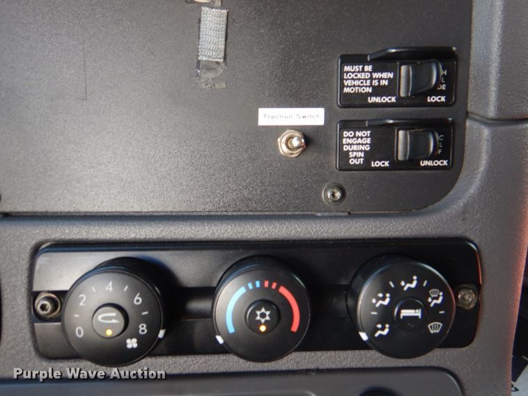 image for item JY9839 2014 Freightliner Cascadia 125  semi truck