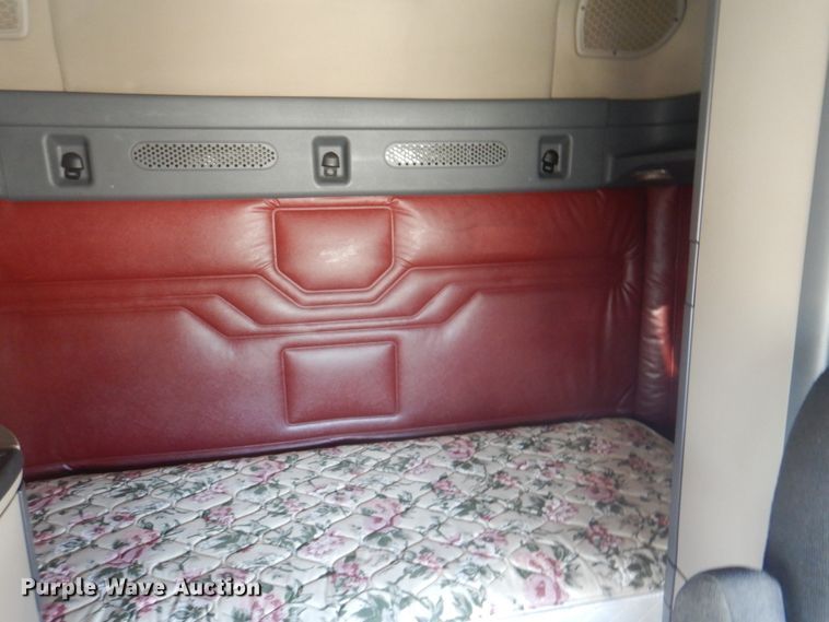 image for item JY9839 2014 Freightliner Cascadia 125  semi truck