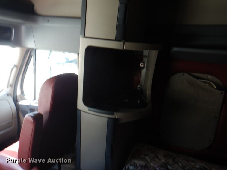 image for item JY9839 2014 Freightliner Cascadia 125  semi truck