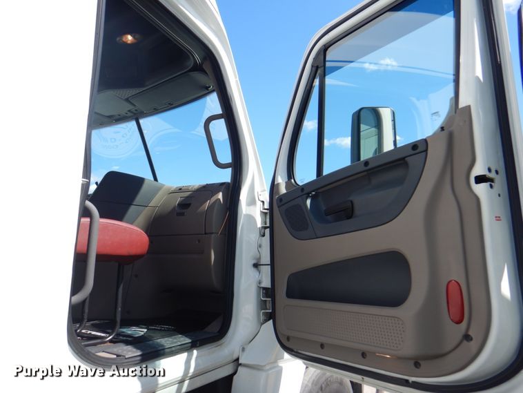 image for item JY9839 2014 Freightliner Cascadia 125  semi truck