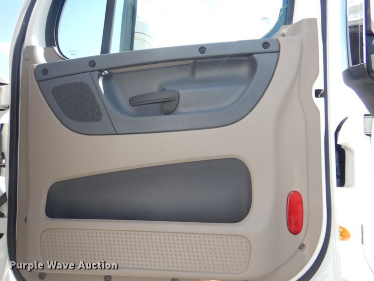 image for item JY9839 2014 Freightliner Cascadia 125  semi truck