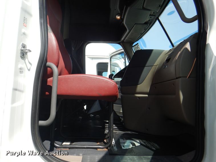 image for item JY9839 2014 Freightliner Cascadia 125  semi truck