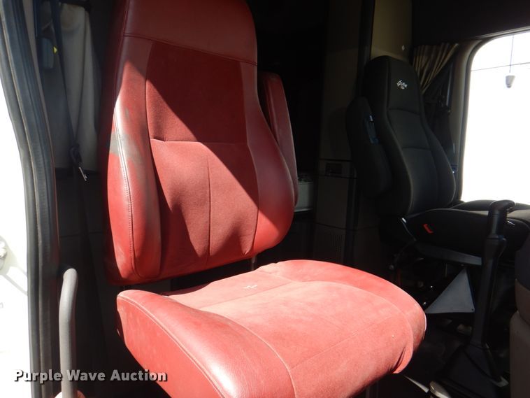 image for item JY9839 2014 Freightliner Cascadia 125  semi truck