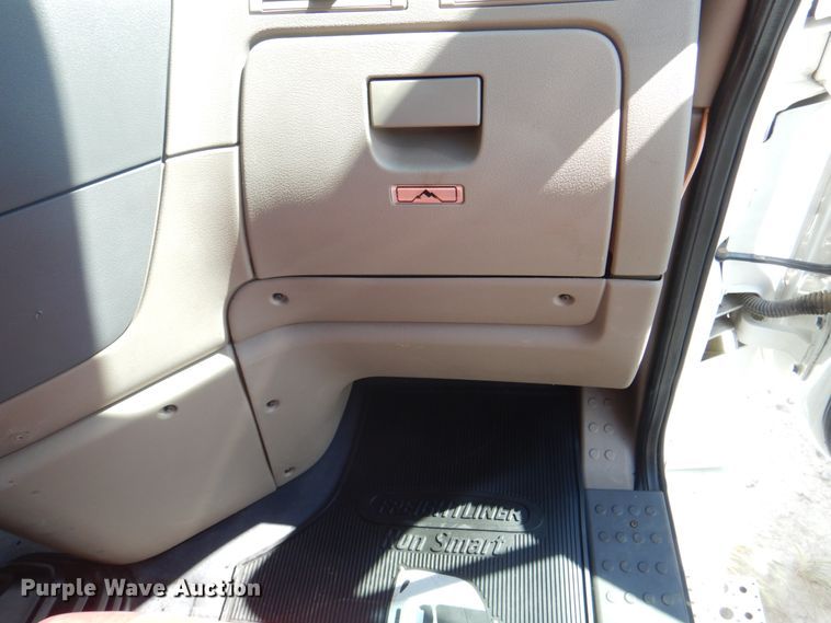 image for item JY9839 2014 Freightliner Cascadia 125  semi truck