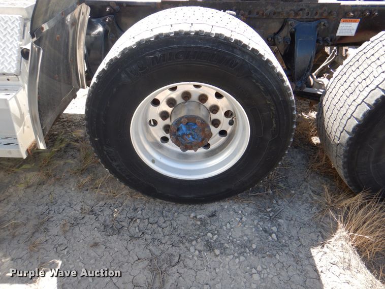 image for item JY9839 2014 Freightliner Cascadia 125  semi truck