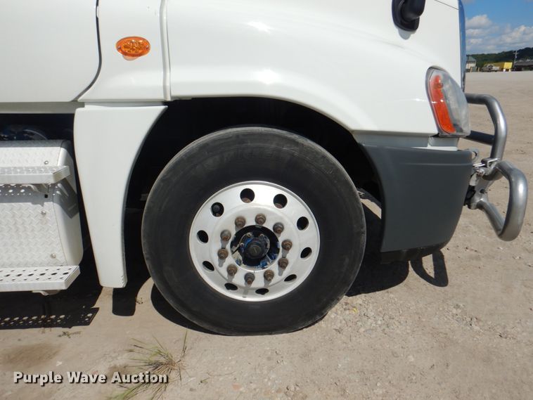 image for item JY9839 2014 Freightliner Cascadia 125  semi truck