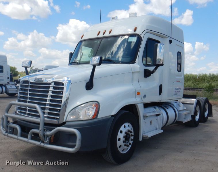 image for item JY9840 2013 Freightliner Cascadia 125  semi truck