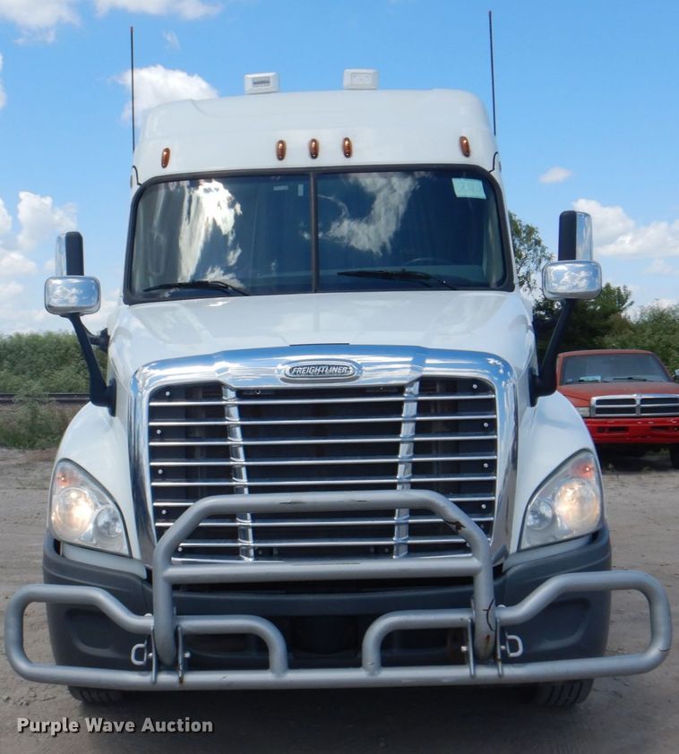 image for item JY9840 2013 Freightliner Cascadia 125  semi truck