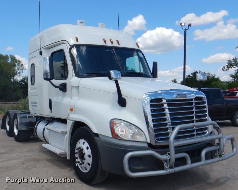 image for item JY9840 2013 Freightliner Cascadia 125  semi truck