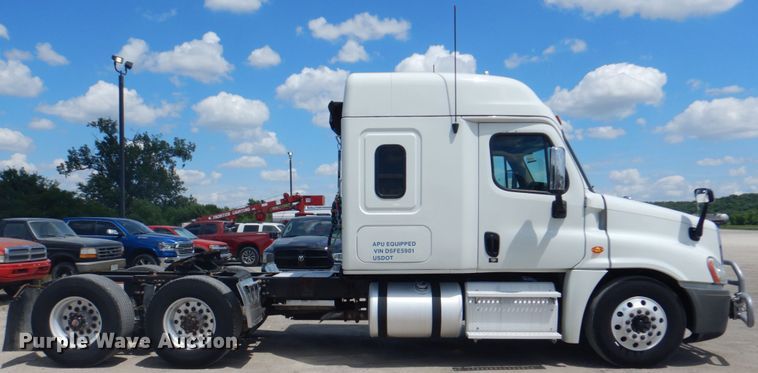 image for item JY9840 2013 Freightliner Cascadia 125  semi truck