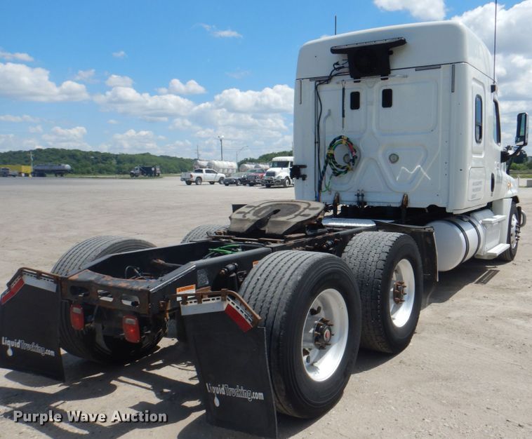 image for item JY9840 2013 Freightliner Cascadia 125  semi truck