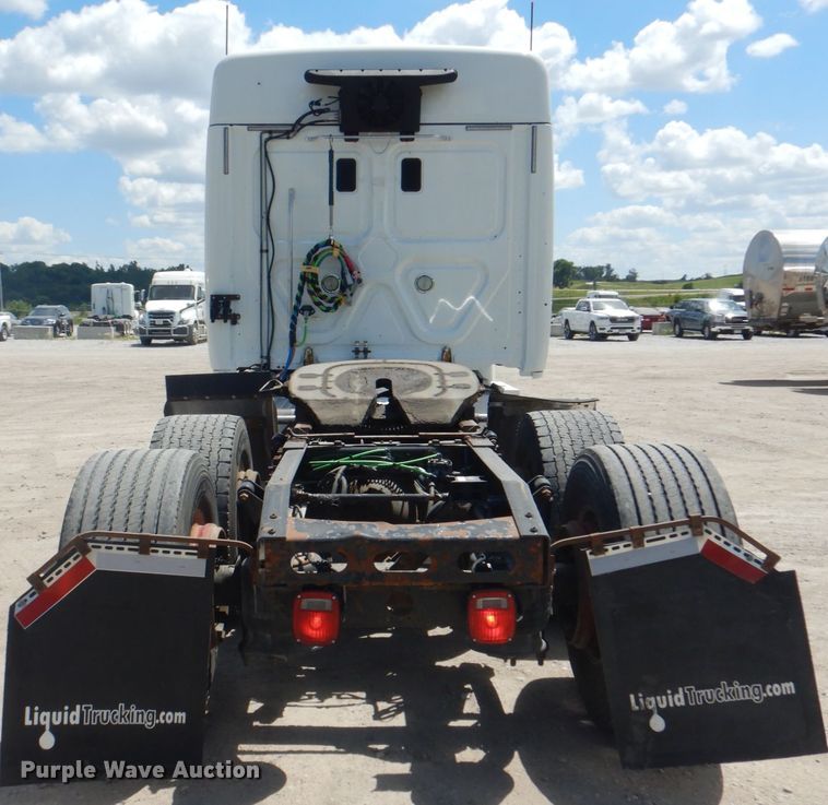 image for item JY9840 2013 Freightliner Cascadia 125  semi truck