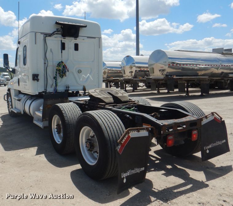 image for item JY9840 2013 Freightliner Cascadia 125  semi truck