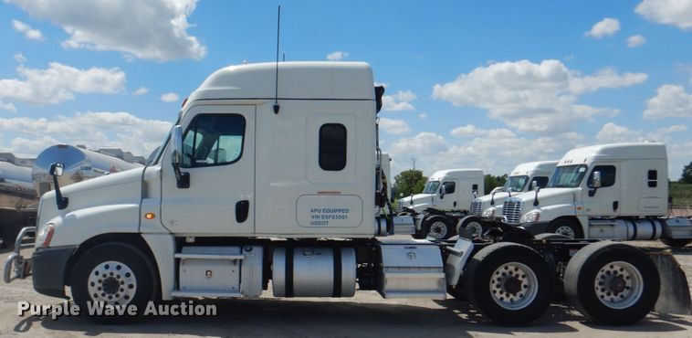 image for item JY9840 2013 Freightliner Cascadia 125  semi truck