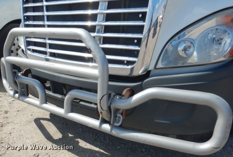 image for item JY9840 2013 Freightliner Cascadia 125  semi truck