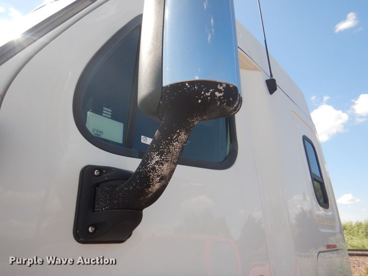 image for item JY9840 2013 Freightliner Cascadia 125  semi truck