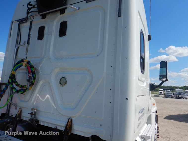 image for item JY9840 2013 Freightliner Cascadia 125  semi truck