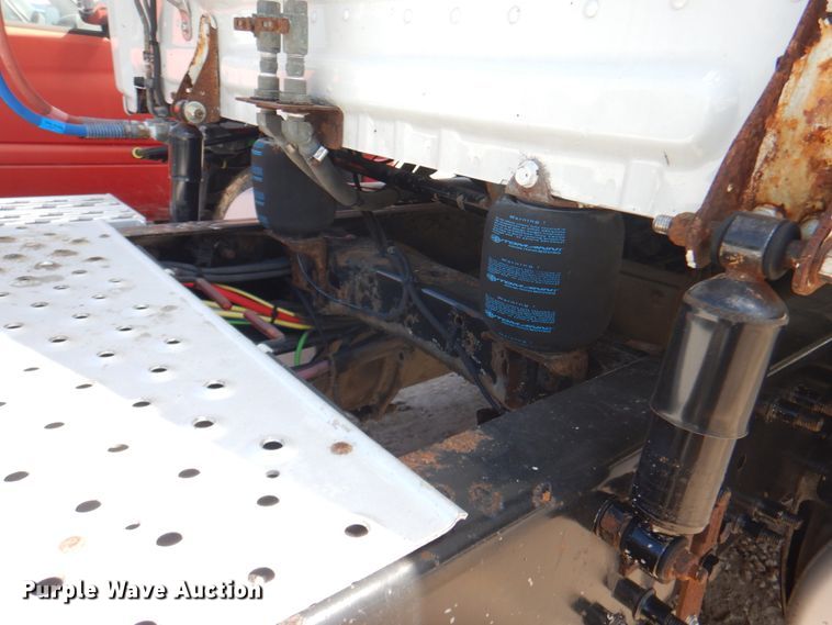 image for item JY9840 2013 Freightliner Cascadia 125  semi truck