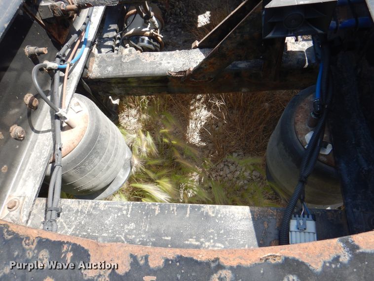 image for item JY9840 2013 Freightliner Cascadia 125  semi truck