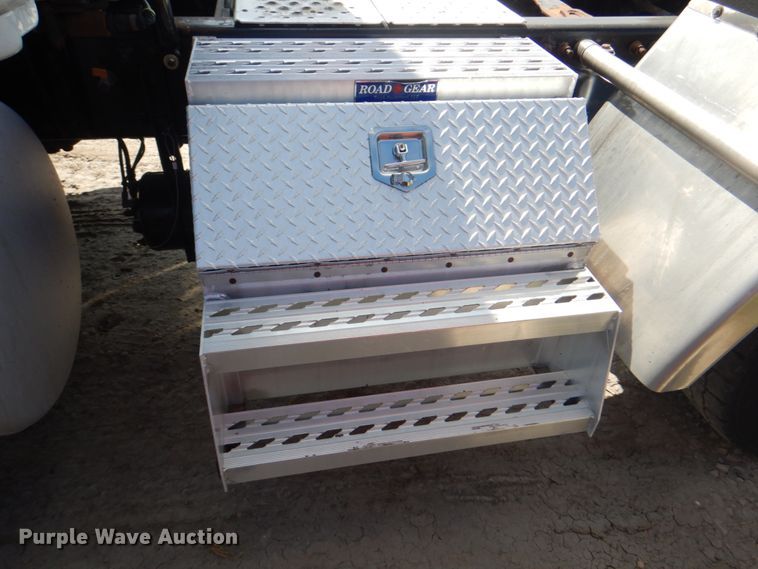 image for item JY9840 2013 Freightliner Cascadia 125  semi truck