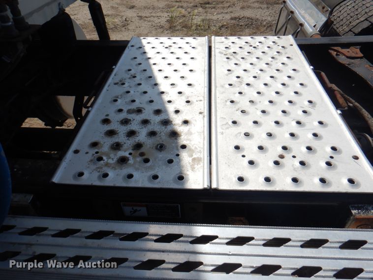 image for item JY9840 2013 Freightliner Cascadia 125  semi truck