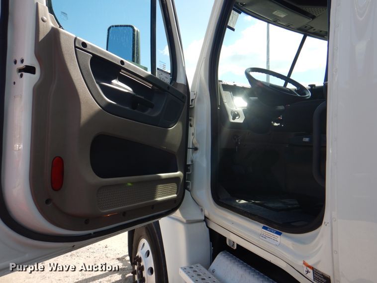 image for item JY9840 2013 Freightliner Cascadia 125  semi truck