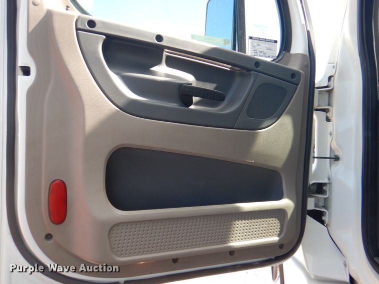 image for item JY9840 2013 Freightliner Cascadia 125  semi truck