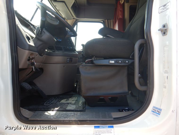 image for item JY9840 2013 Freightliner Cascadia 125  semi truck