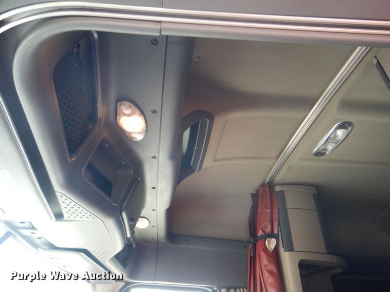 image for item JY9840 2013 Freightliner Cascadia 125  semi truck