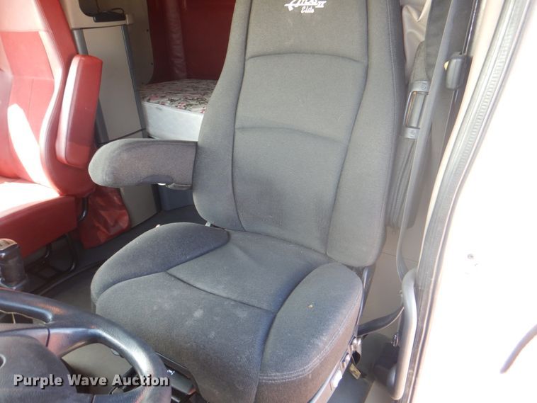 image for item JY9840 2013 Freightliner Cascadia 125  semi truck