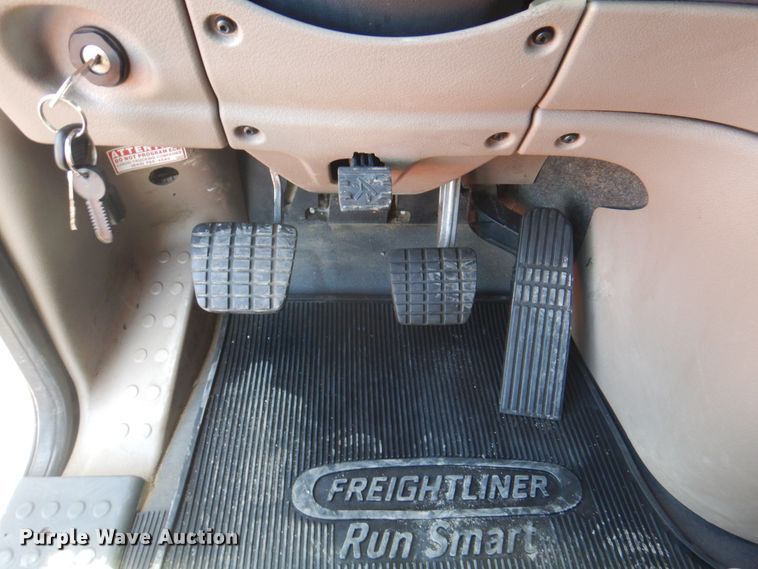 image for item JY9840 2013 Freightliner Cascadia 125  semi truck