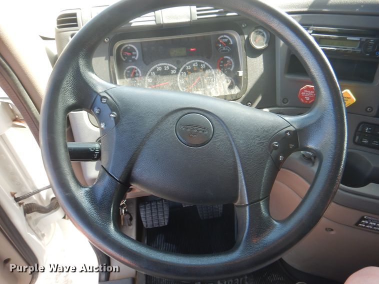 image for item JY9840 2013 Freightliner Cascadia 125  semi truck