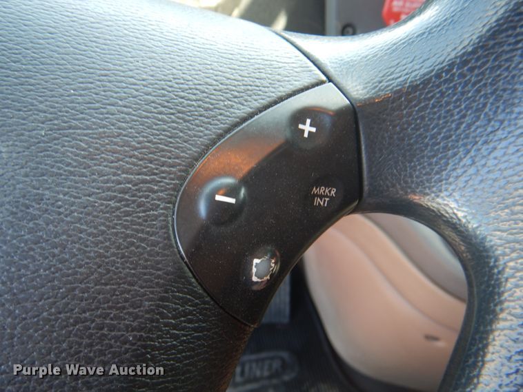 image for item JY9840 2013 Freightliner Cascadia 125  semi truck