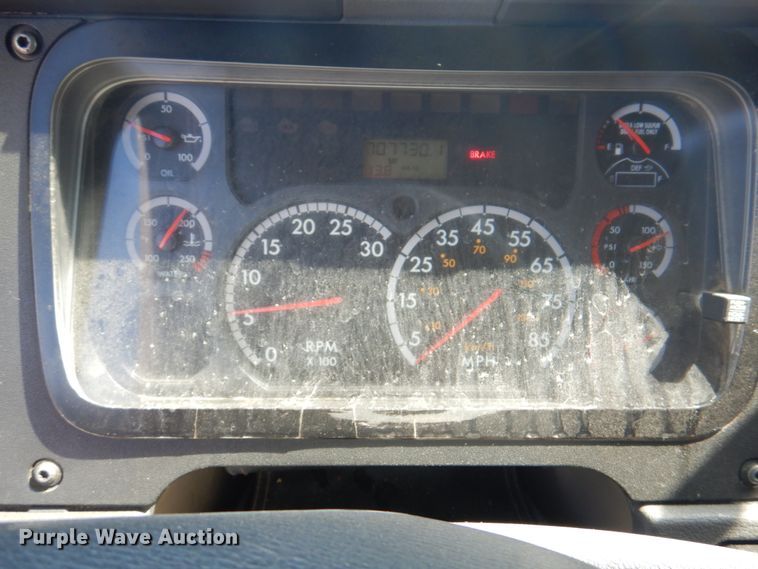 image for item JY9840 2013 Freightliner Cascadia 125  semi truck