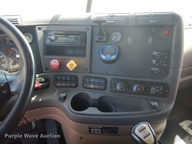 image for item JY9840 2013 Freightliner Cascadia 125  semi truck