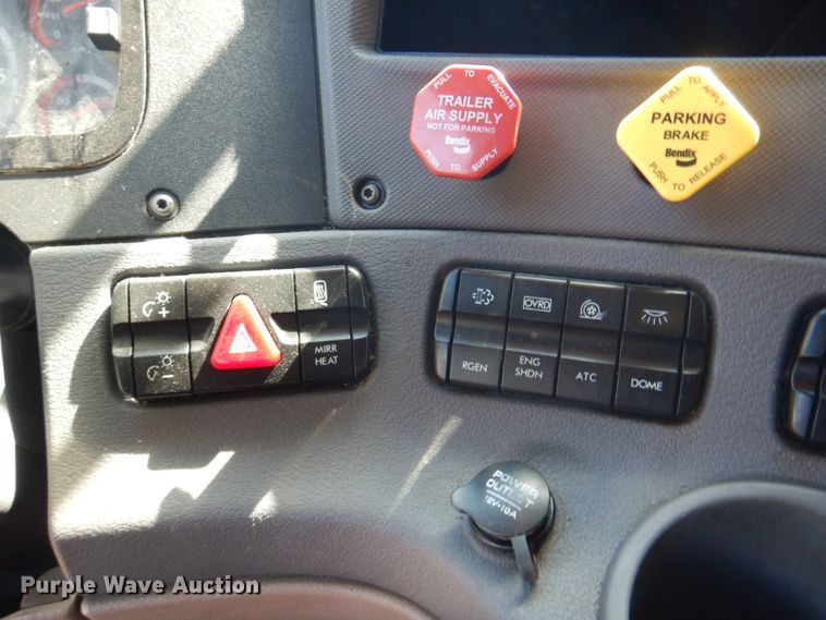 image for item JY9840 2013 Freightliner Cascadia 125  semi truck