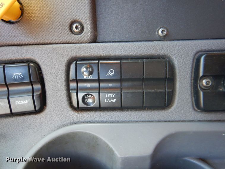 image for item JY9840 2013 Freightliner Cascadia 125  semi truck