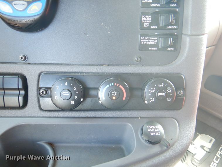 image for item JY9840 2013 Freightliner Cascadia 125  semi truck