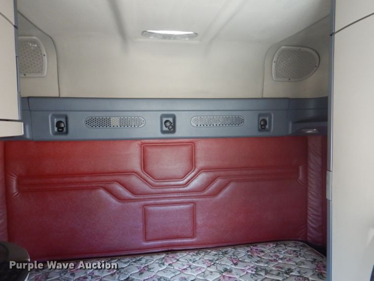 image for item JY9840 2013 Freightliner Cascadia 125  semi truck