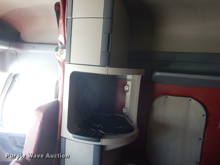 image for item JY9840 2013 Freightliner Cascadia 125  semi truck