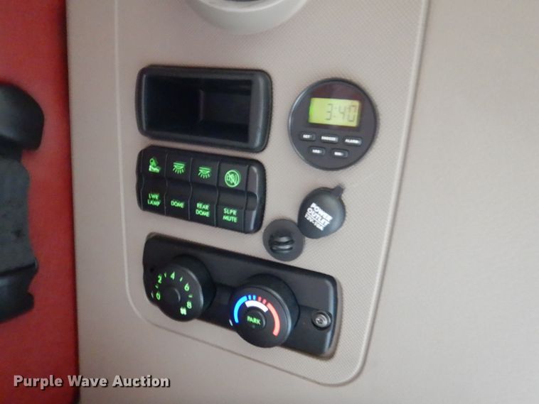 image for item JY9840 2013 Freightliner Cascadia 125  semi truck