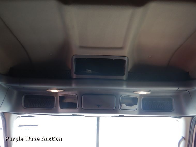 image for item JY9840 2013 Freightliner Cascadia 125  semi truck