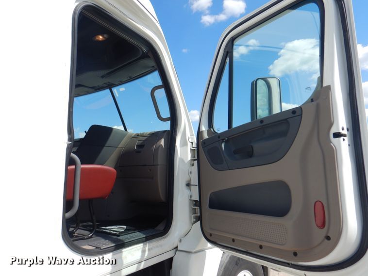 image for item JY9840 2013 Freightliner Cascadia 125  semi truck